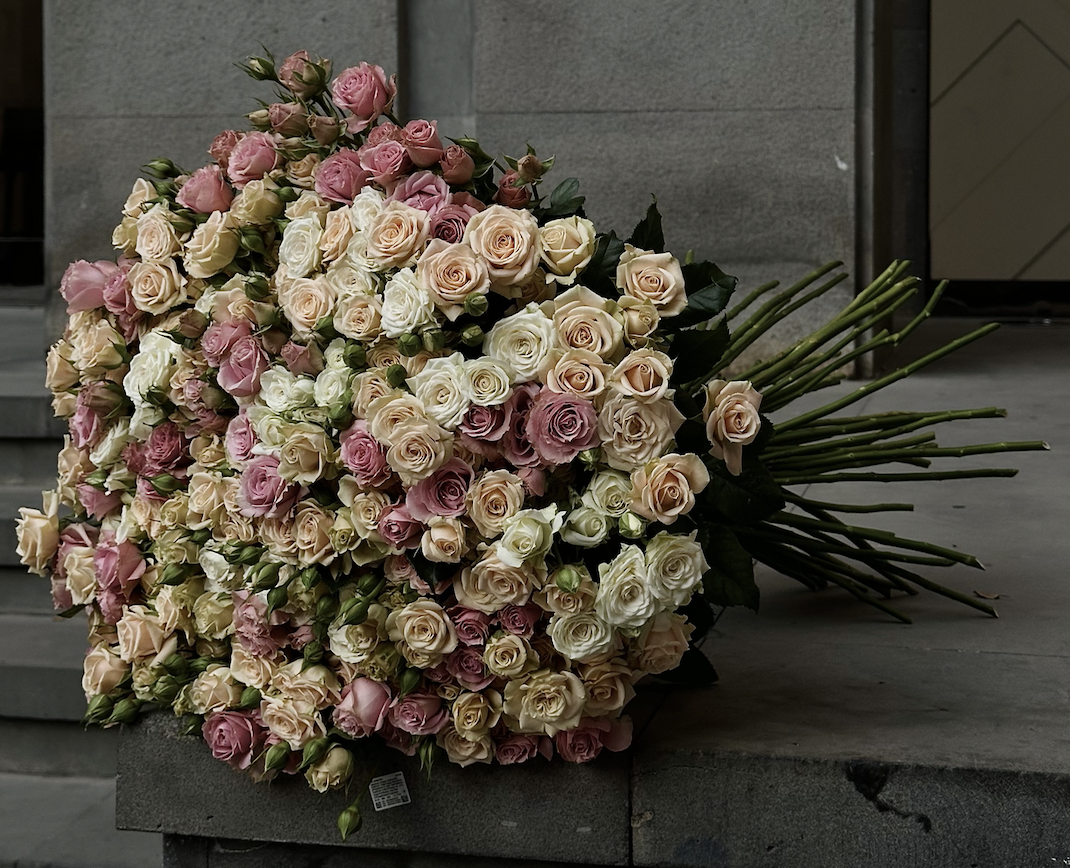 Spray Roses Mix - Image 2